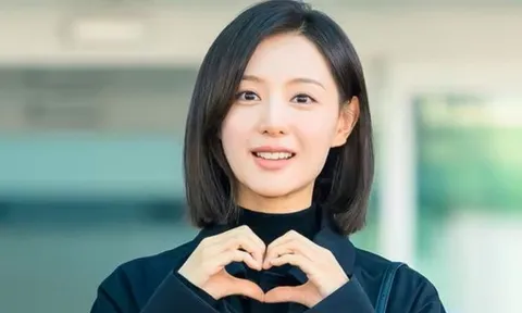 Kim Ji Won đi sân bay như chụp ảnh tạp chí, một chi tiết gây chú ý