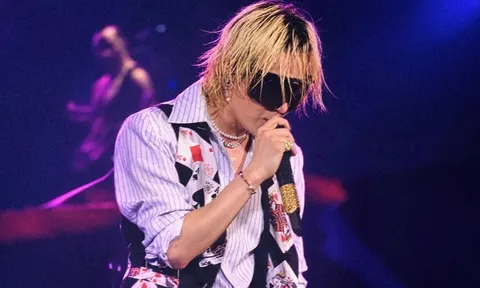 G-Dragon bất ngờ quỳ gối cầu hôn giữa Paris, danh tính người nhận hoa gây ngỡ ngàng