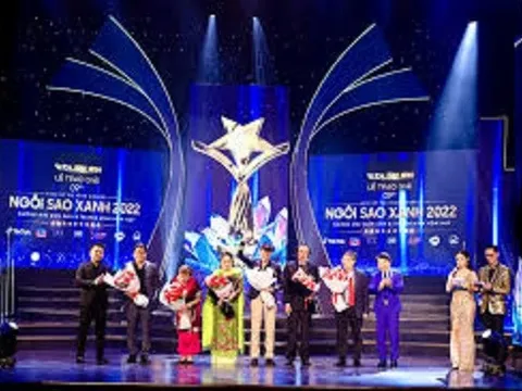 Dàn sao Việt Hương, Chi Pu, Puka, Gin Tuấn Kiệt, Hoàng Hà hào hứng nhận cúp Ngôi  Sao Xanh