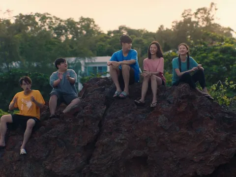 Bộ phim học đường Châu Báu Đời Tôi tái hiện lại mối tình đầu khó quên của cặp đôi gà bông do Nanon Korapat và Film Rachanun đóng chính.