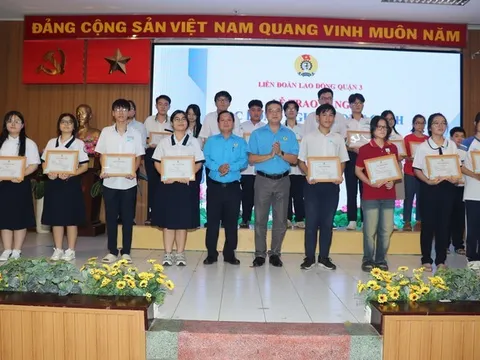 Liên đoàn Lao động Quận 3 trao học bổng Nguyễn Đức Cảnh cho 74 em học sinh có hoàn cảnh khó khăn trên địa bàn