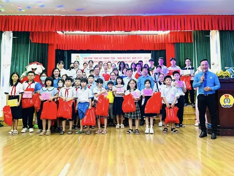 Liên đoàn Lao động Quận 11 tổng kết phong trào nuôi heo đất năm 2023-2024 và trao 55 suất học bổng Nguyễn Đức Cảnh năm học 2024-2025.