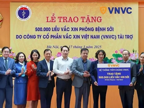 VNVC trao tặng Bộ y tế 500.000 liều vắc xin sởi, kịp thời hỗ trợ các địa phương khẩn trương ngăn ngừa dịch sởi bùng phát