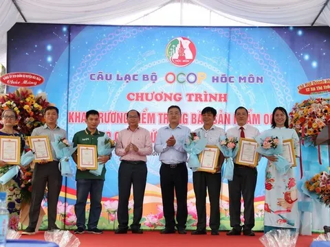 Câu lạc bộ OCOP Hóc Môn khai trương điểm trưng bày sản phẩm, trao giấy chứng nhận mới
