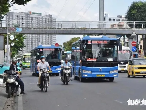 Ngày đầu hoạt động 37 tuyến xe buýt mới: Người dân thích thú, tài xế niềm nở