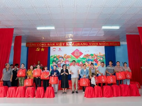 SABECO phối hợp với Ủy Ban Mặt Trận Tổ Quốc Việt Nam trao tặng 400 phần quà “Chung Vị Tết Việt” cho người dân tại Tp. Hồ Chí Minh