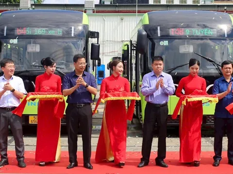 TPHCM đồng loạt chuyển đổi 169 xe buýt điện mới cho 9 tuyến, nhân rộng mô hình vận tải công cộng xanh.