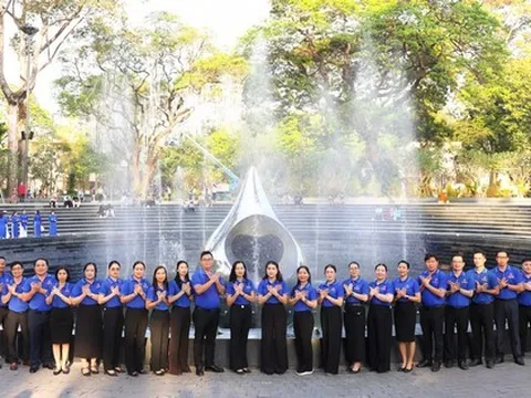 VNVC tưởng niệm đồng bào tại Tượng đài "Giọt nước mắt" trong ngày kỷ niệm 5 năm đưa Vắc Xin Covid về Việt Nam