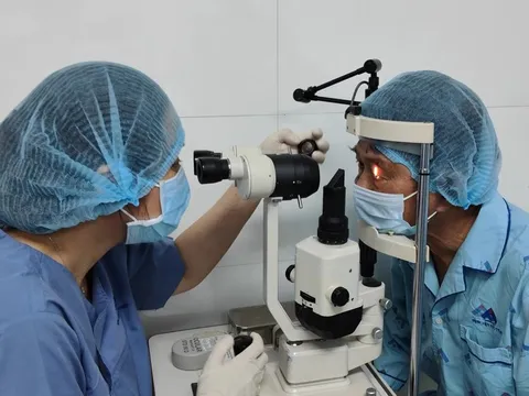 Bệnh viện Mắt TP.HCM phẫu thuật đục thể thủy tinh miễn phí cho 40 đối tượng chính sách nhân dịp 27/7