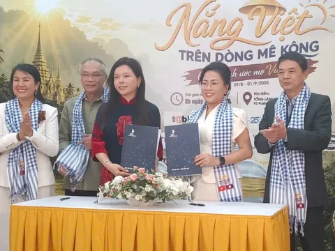 Lần đầu tiên, Thư Viện 2030 được cộng đồng Doanh nhân 2030 trao tặng cho học sinh Việt - Lào tại tỉnh Attapeu (Lào)