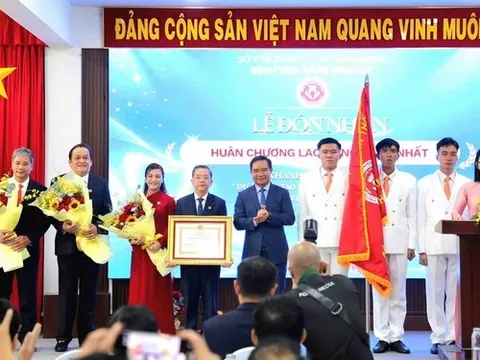 Bệnh viện Răng Hàm Mặt TPHCM đón nhận Huân chương Lao động hạng Nhất