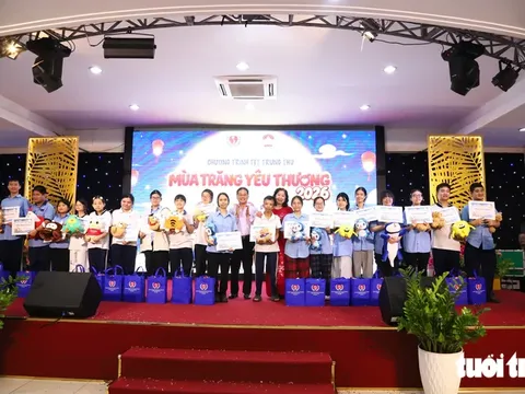 “Mùa trăng yêu thương 2026” hơn 200 phần quà trao tặng trẻ em khó khăn