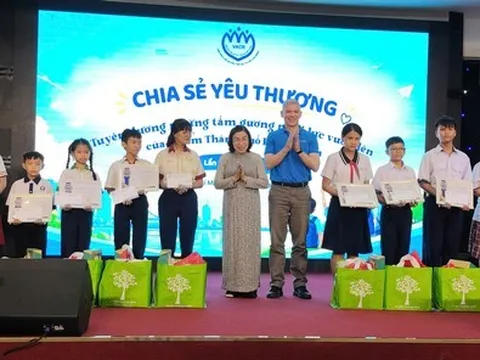Hội Bảo vệ Quyền trẻ em Thành phố Hồ Chí Minh trao yêu thương, tiếp sức trẻ em đến trường