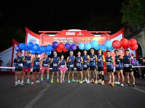 Hai động viên Việt Nam cùng cán đích đầu tiên cự ly marathon tại Giải Marathon Quốc Tế Hà Nội Techcombank mùa thứ 5