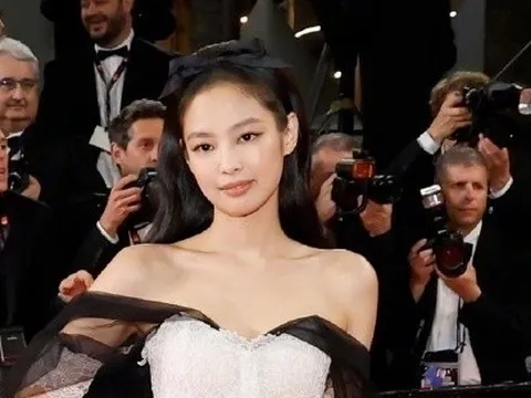 Jennie Blackpink chọn đầm Chanel, hút ống kính trên thảm đỏ Cannes 2023