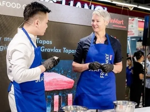 Đại sứ Hilde Solbakken cùng chế biến món ăn tại Ngày hội Hải sản Na Uy đầu tiên tại Việt Nam
