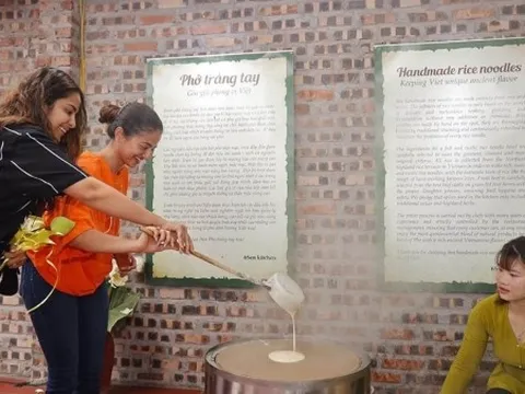 Diễn viên 'Cô dâu 8 tuổi' của Ấn Độ trải nghiệm tráng bánh phở tại Hà Nội