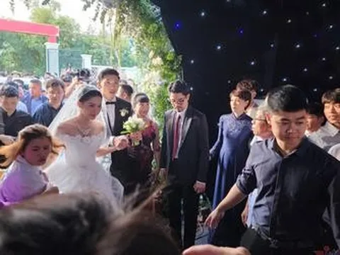 Xuất hiện 'biển người' tại đám cưới Đoàn Văn Hậu - Doãn Hải My, dàn siêu xe nối đuôi nhau