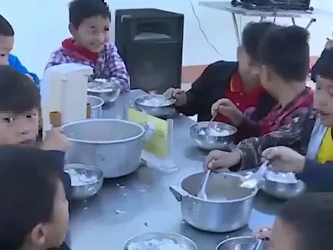 Cơ quan Công an điều tra vụ cắt xén bữa ăn bán trú của học sinh