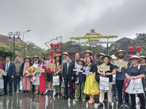 Các địa phương miền Trung đón du khách ‘xông đất’