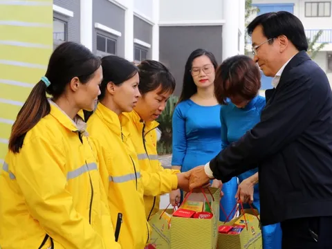 Bộ trưởng, Chủ nhiệm VPCP đến thăm, tặng quà người lao động, gia đình chính sách tại tỉnh Nam Định