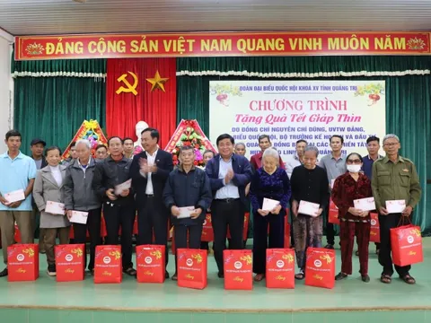 Bộ Kế hoạch và Đầu tư thăm, tặng quà cho gia đình chính sách ở Quảng Trị