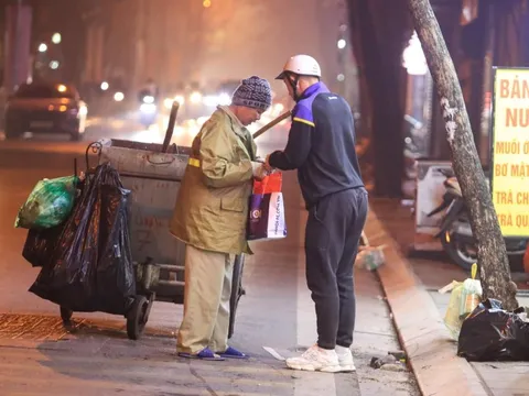 VIDEO: Cầu thủ Hà Nội FC có hành động ấm lòng ngày Tết