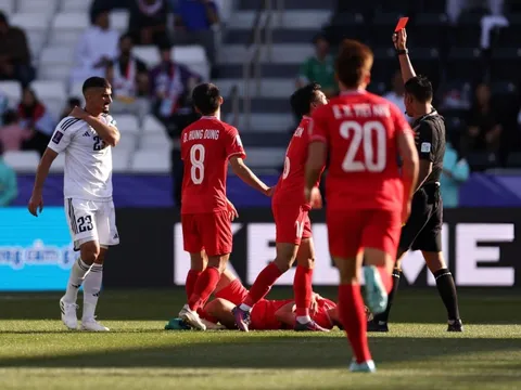 Khuất Văn Khang nói điều bất ngờ về thẻ đỏ và HLV Troussier