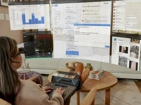 Laptop không màn hình chính thức trình làng, giá hơn 2.100 USD