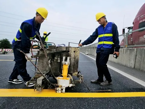 Thi công bổ sung đinh phản quang, biển báo cao tốc Cam Lộ - La Sơn