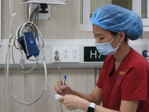 Tặng Bằng khen cho nữ điều dưỡng cấp cứu du khách nước ngoài