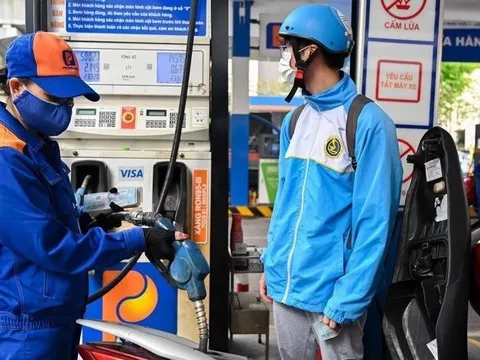 Giá xăng RON95 giảm nhẹ, giá dầu tăng trở lại