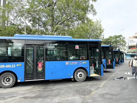 Người dân TPHCM hào hứng đi trên những chiếc xe buýt tiện nghi, hiện đại