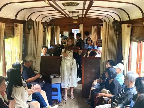 Biểu diễn hòa tấu 'nhạc sống', tàu cổ Đà Lạt hút khách du lịch