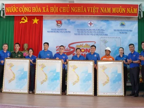 Tuổi trẻ ngành điện trao những món quà ý nghĩa đến với xã đảo