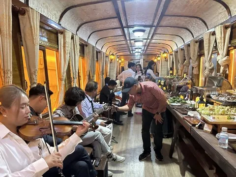 Ngắm cảnh Đà Lạt ban đêm bằng tàu hỏa với giá vé chỉ 72.000 đồng