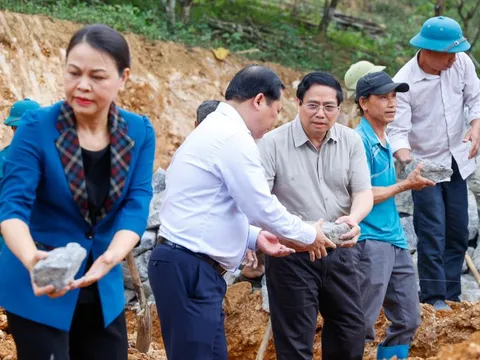 Chùm ảnh: Thủ tướng Phạm Minh Chính tham gia khởi công, đào móng nhà cho hộ nghèo