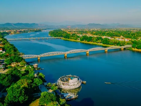 Thành phố Huế trực thuộc Trung ương gồm có 2 quận, 3 thị xã và 4 huyện