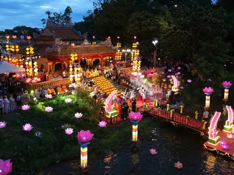 Lễ hội hoa đăng và ẩm thực chay tại Tuần lễ Festival Huế 2024