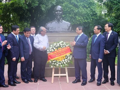 Thủ tướng dâng hoa tại tượng Bác Hồ ở New Delhi