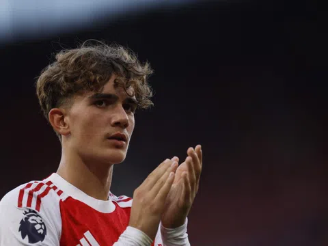 Neville đổi ý muộn màng, Dowman vẫn khiến fan Arsenal dậy sóng