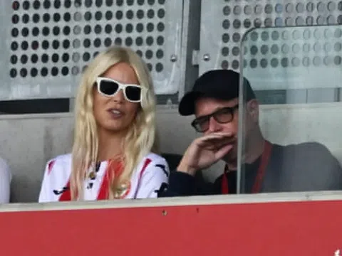 Siêu mẫu Claudia Schiffer bất ngờ mặc áo đấu Premier League