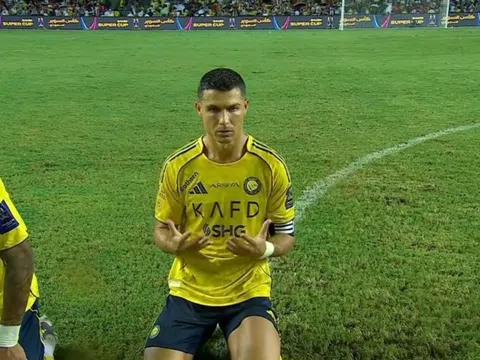 Ronaldo cầu nguyện