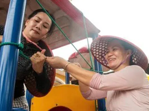 Giáo viên ở Quảng Trị chủ động gia cố phòng học, chặt tỉa cây trước bão Kajiki