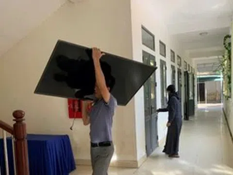 Giáo viên Hà Tĩnh căng mình chống bão, bảo vệ trường lớp trước năm học mới