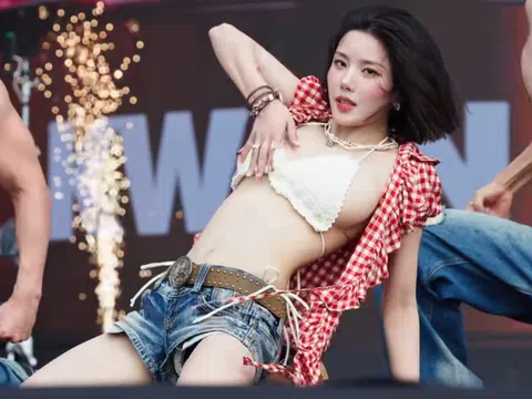 'Nữ thần waterbomb' Kwon Eun Bi nói về bộ đồ táo bạo gây tranh cãi