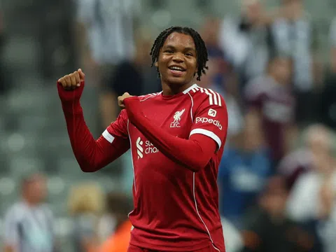 Thấn đồng 16 tuổi Liverpool gây ngỡ ngàng