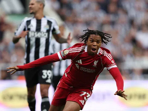 Tài năng 16 tuổi ghi dấu giữa dàn tân binh bom tấn Liverpool
