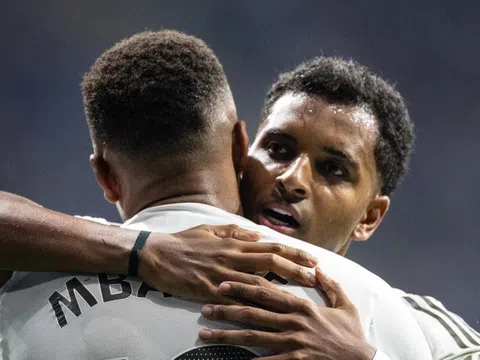 Ảnh với Mbappe tố cáo khoảng cách giữa Rodrygo và Vinicius