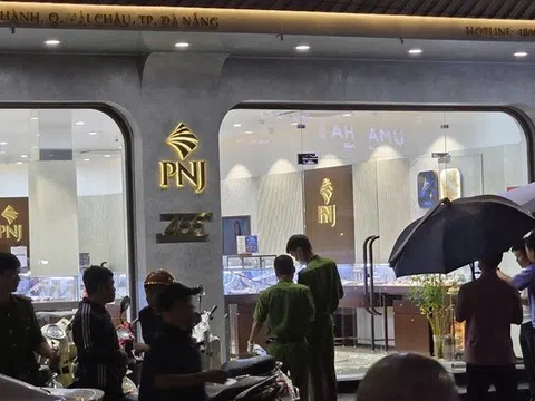 Người dân kể giây phút đối tượng mặc áo Grab cướp tiệm vàng ở Đà Nẵng